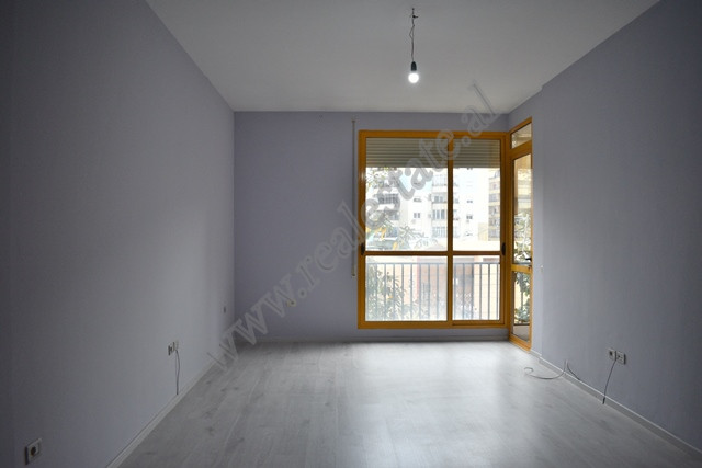 Ambient zyre me qira tek Komuna e Parisit ne Tirane